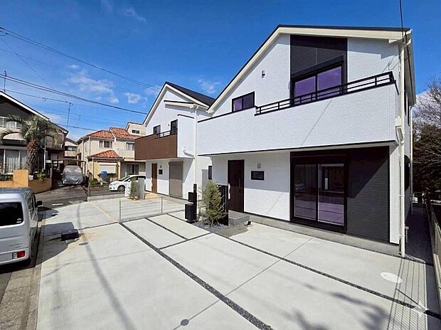 ◇◆外観◆◇
青空に映えるスタイリッシュな外観。デザイン性と機能性を兼ね備えた、家族に優しい住まいが誕生しました。