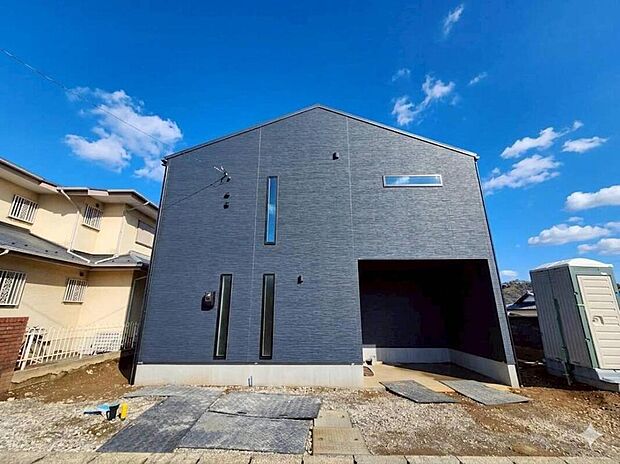 ◇◆外観◆◇
注文住宅のプロが手掛けた、湘南の風を感じるお洒落なデザイン。太陽光パネル搭載で、家計にも地球にも優しい住まいです。お気に入りの外観に囲まれて、心豊かな毎日を送りませんか?
