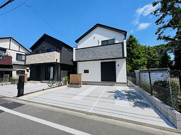 ◇◆外観◆◇　　ホワイトの外壁が、シンプルな三角屋根のシルエットを美しく際立たせます。街並みの中で自然と人の目を惹きつける、凛とした佇まいの住まいです。
