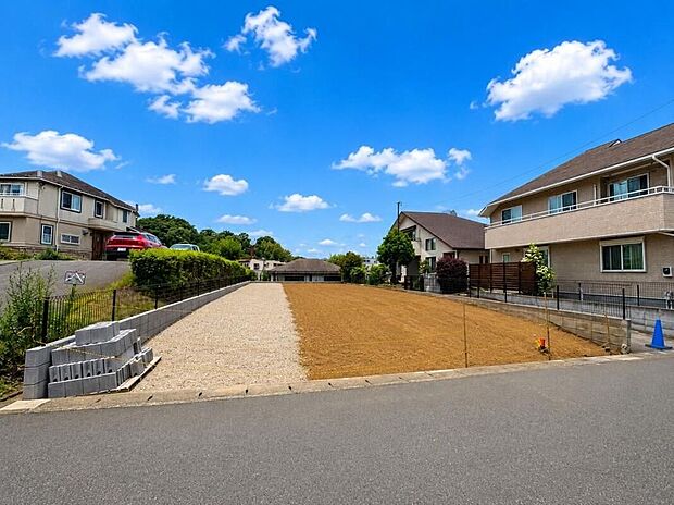 ◇◆外観◆◇すっきりと整備された前面道路に面した平坦地。前道にゆとりがあるため車の出し入れもスムーズで、カースペース3台分を無理なく確保できる好区画です。