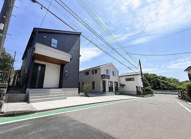◇◆外観◆◇青空に映えるスタイリッシュな佇まい。前面に遮るものがなく、開放的な陽光が心地よく差し込むロケーションです。閑静な住宅街で落ち着いた暮らしが叶います。