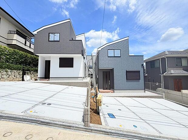 ◇◆分譲の街並み◆◇閑静な住宅街に佇む、モダンデザインの邸宅。シックな色合いをベースに採用しながら、一邸一邸の気品と個性が美しく際立つ洗練された分譲地です。LDKは16帖超とゆとりある広さです。
