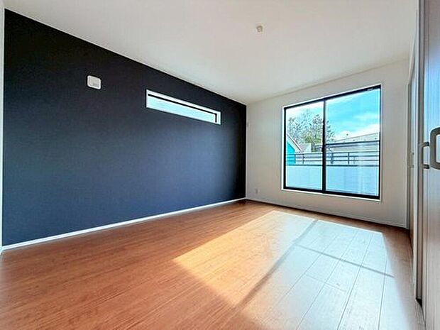 【【洋室】】アクセントクロスが印象を引き締める洋室。落ち着いた空間で、ゆっくりと身体を休めることができます。充実の収納も備え、すっきりとした空間を維持することができます。