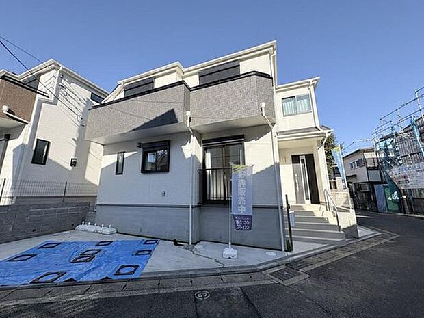 【【外観】】外壁はホワイト系をベースとした明るい印象に、バルコニー部分の張り替えがアクセントとして際立ちます。長く住んでも飽きの来ない、シンプルデザインの外観です。