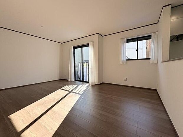 【【リビング】】2か所の窓から陽光が入り、明るい印象のリビングです。ゆとりある広さで、ご家族のくつろぎの空間になります。