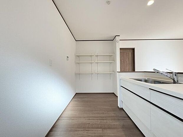 【【キッチン】】キッチン横には可動棚のある収納スペースがあります。食品ストックなどを収められ、調理空間をすっきりと保つことができます。