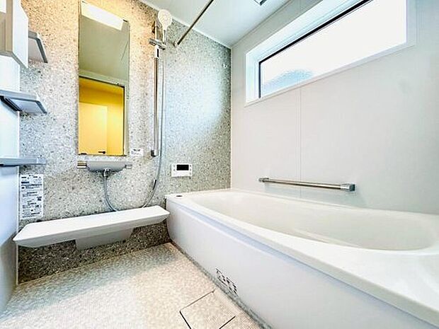 【【浴室】】シックな色合いを採用した、シンプルなデザイン。浴室乾燥機付きで、雨の日でも洗濯物を乾かすことができます！必要な機能が備わり、清潔に快適に使用することができる浴室です。