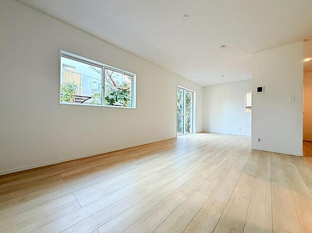 【◇◆リビング◆◇】リビングは明るいフローリングを採用し、シンプルで飽きのこない内装デザイン。家具やインテリアも合わせやすく、ライフスタイルに合わせてお好みの空間づくりが楽しめます。