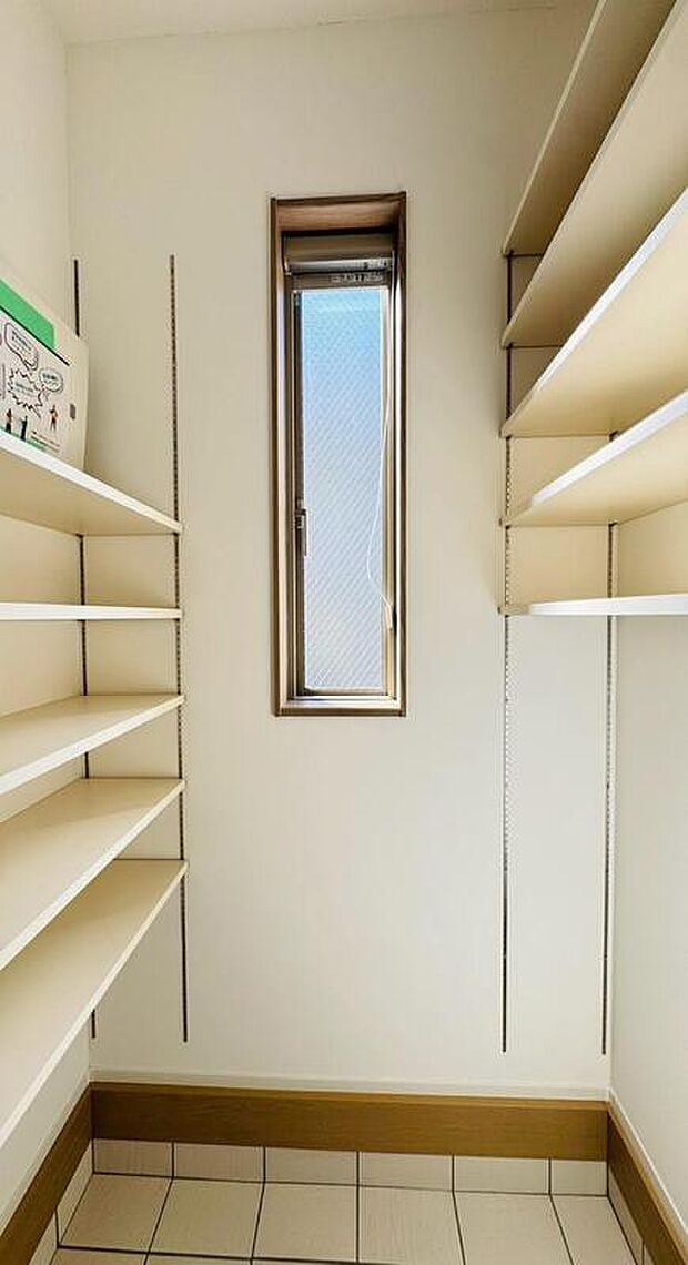 【◇◆シューズインクローゼット◆◇】収納力抜群のシューズインクローゼットは両側棚付き。
窓からの自然光で明るく、整理整頓しやすい玄関空間です。