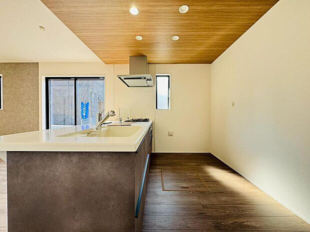 【◇◆同形状・同仕様写真　キッチン◆◇】【類似内観同仕様】施工例のため分譲中の内観とは形状・仕様が異なります。システムキッチンには食器洗乾燥機を搭載。洗い物の手間を軽減し、家事を効率よくサポート♪