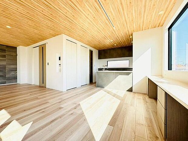 【◇◆リビング◆◇】一歩入ると広がる開放的な空間。2面の大きな窓から光が差し込み、フローリングや木目天井をやさしく照らします。家族みんながゆったり過ごせる、この住まいの魅力が詰まった場所です。