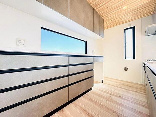 【◇◆カップボード◆◇】カップボード正面に横長の窓を設け、家事をしながら外の開放感も感じられる設計。パントリーも隣接しており、買い出し後の収納もスムーズに。毎日の家事がはかどる、使い勝手の良い空間です。