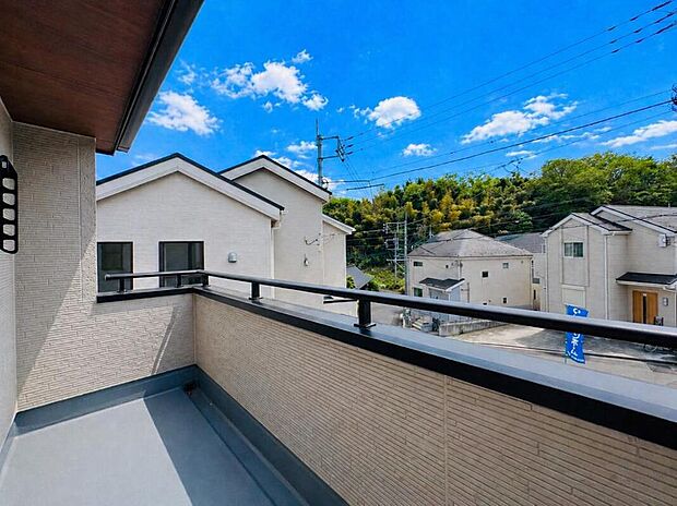 【◇◆バルコニー◆◇】たっぷりの陽光が降り注ぐ、明るく開放的なバルコニー。お洗濯物がよく乾くのはもちろん、お気に入りの椅子を置いて日光浴を楽しむのも素敵です。心地よい風が吹き抜ける、ゆとりある設計です。