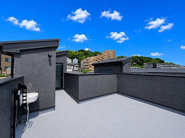 【◇◆スカイバルコニー◆◇】青空の下で快適に作業ができる水回り設備付き。掃除の手間を減らし、清潔で気持ちの良い屋上ライフを長くキープできる工夫が満載です。