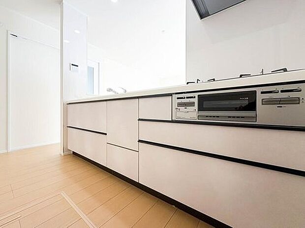 【LDK15帖】ナチュラルな自然光の中での調理。会話が弾む対面型キッチン。お洒落な食器類を余裕で収納できるスペース。動きやすい女性目線のキッチン動線。これからはお料理をつくる時間が劇的に変わります。