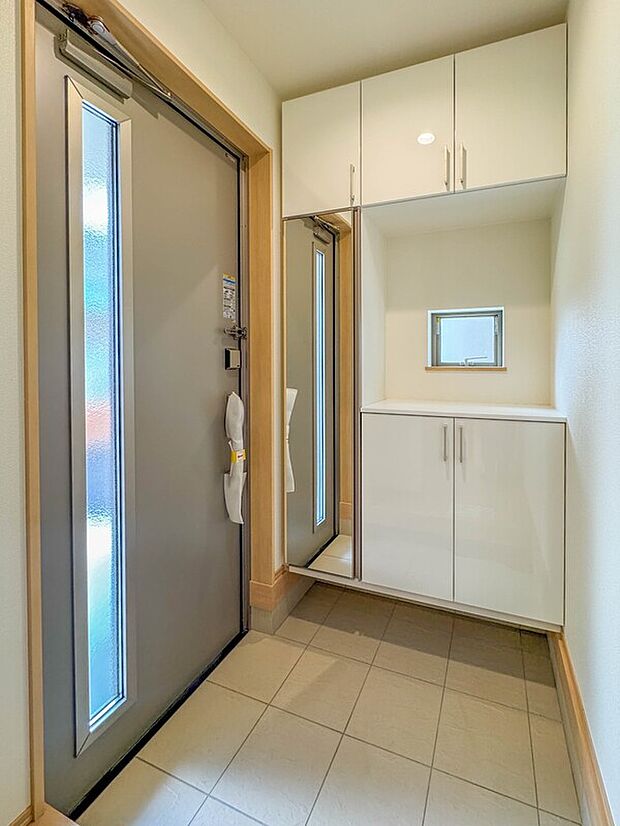 B号棟【玄関】玄関はおうちの顔と言われます。玄関アプローチは、外観デザインの印象を左右します。ご家族の個性を出しながら、素敵な玄関でお客様をお迎えしてください。

