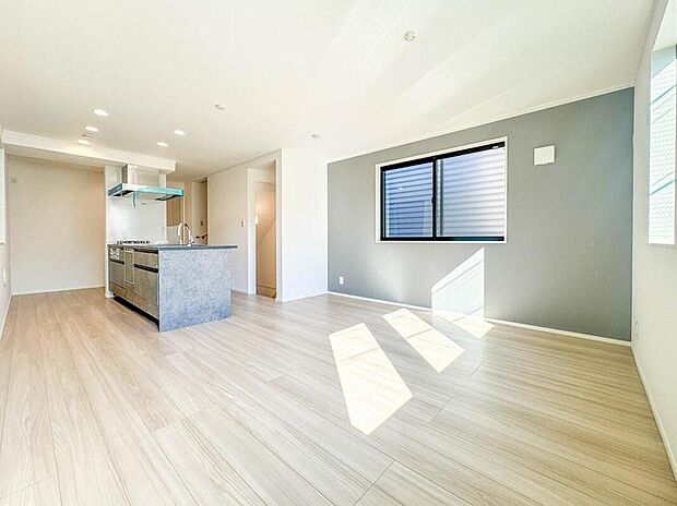 【キッチン】忙しい朝でも家族揃って食事をしたいゆとりあるダイニングスペース。