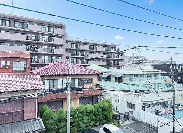 【【眺望】】朝の澄んだ空気や、夕方に吹く清々しい風を五感で感じられるバルコニー。