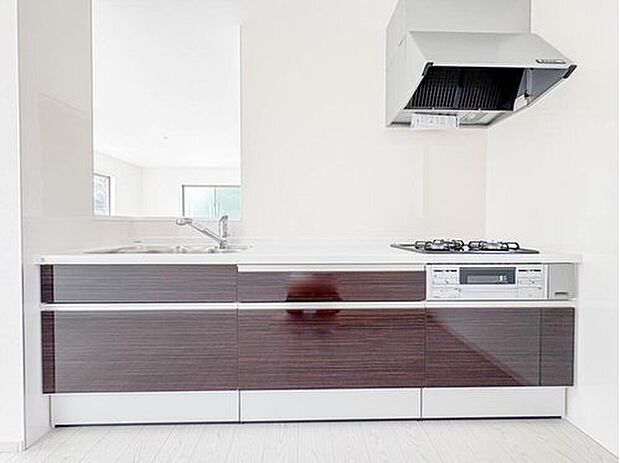 【1号棟【キッチン】】ナチュラルな自然光の中での調理。会話が弾む対面型キッチン。お洒落な食器類を余裕で収納できるスペース。動きやすい女性目線のキッチン動線。これからはお料理をつくる時間が劇的に変わります。