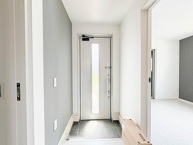 【1号棟【玄関】】玄関はおうちの顔と言われます。玄関アプローチは、外観デザインの印象を左右します。ご家族の個性を出しながら、素敵な玄関でお客様をお迎えしてください。