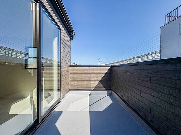 【【３階バルコニー】】 バルコニーから差し込む陽光・通風は、住環境・快適性と共に有り続ける貴重な「財産」です。