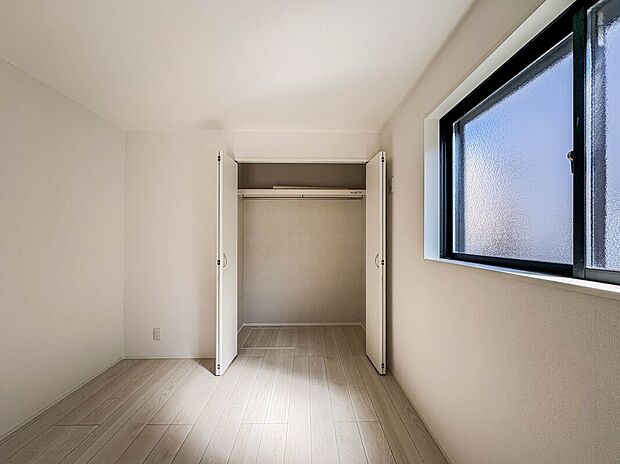 【【収納】】壁面クローゼットのメリットは、衣類が横一列に並ぶためひと目で洋服が選びやすいこと。衣類をたくさんお持ちの方も、限られたスペース内に無理なく収納することができます。