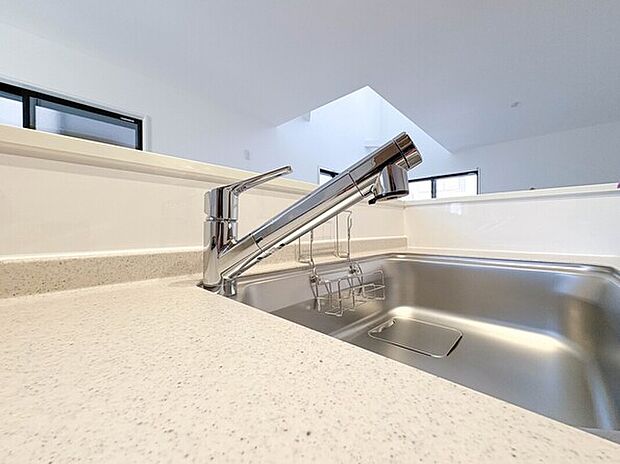 【【浄水器一体型混合水栓】】一つの蛇口で「原水(水道水)」「シャワー」「浄水」を切り替えられる、浄水器を内蔵した混合水栓です。浄水は、水栓本体の首部分に付属のカートリッジをセットして使用します。【2号棟】