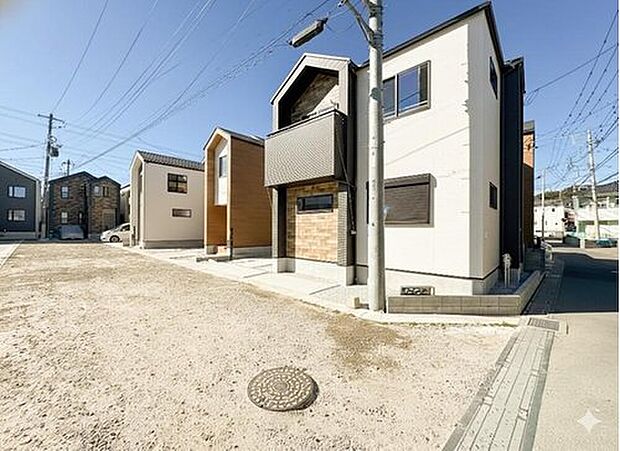 【前面道路含む現地写真】車の通行が少ないので、静かな住環境を維持することができます。