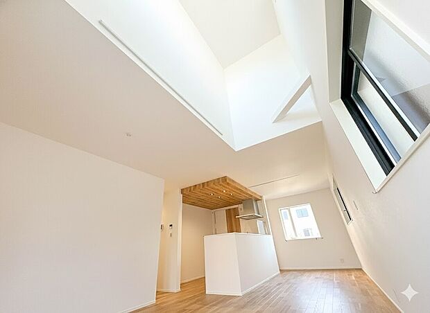 【キッチン】ナチュラルな自然光の中での調理。お洒落な食器類を余裕で収納できるスペース。動きやすい女性目線のキッチン動線。これからはお料理をつくる時間が劇的に変わります。【2号棟】