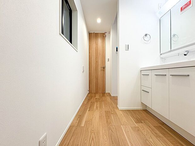 【洗面台・洗面所】 十分な大きさの洗面台は、身だしなみチェックや歯磨きなど、朝の慌ただしい時間でもホテルライクなスペースで余裕とゆとりを感じて頂けます。【2号棟】