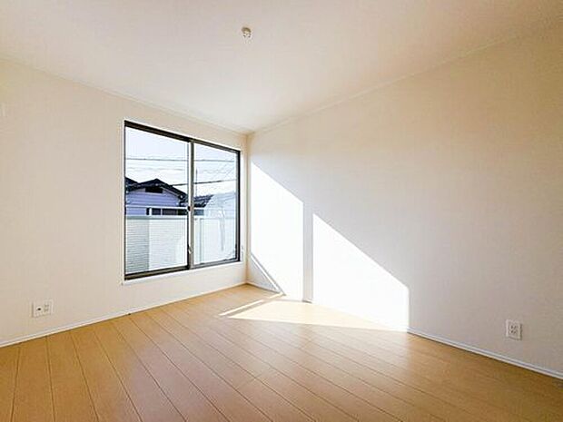 【リビング以外の居室】お子様のお部屋にぴったりなクロークを備えたフローリング仕様の洋室です。