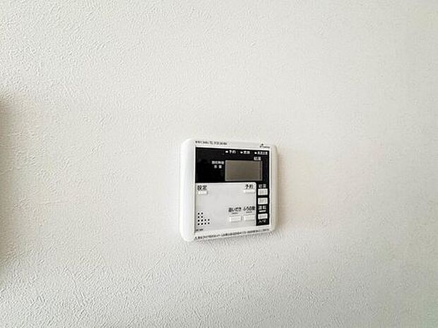 【【オートバス】】パネルからワンタッチで自動的にお湯張りができる設備。お風呂のお湯がたまったかどうかいちいち浴室へ確認に行かずにすみ、うっかりお湯を溢れさせてしまうこともなくなります。