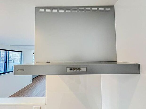 【【レンジフード】】調理の際に発生する汚れた空気（二酸化炭素、油煙、水蒸気、ニオイなど）を、ダクトを通して屋外に排出しています。