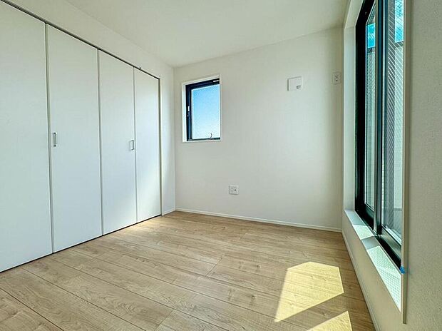 【リビング以外の居室】お子様のお部屋にぴったりなクロークを備えたフローリング仕様の洋室です。