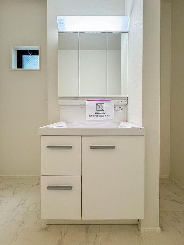 【洗面台・洗面所】十分な大きさの洗面台は、身だしなみチェックや歯磨きなど、朝の慌ただしい時間でもホテルライクなスペースで余裕とゆとりを感じて頂けます。