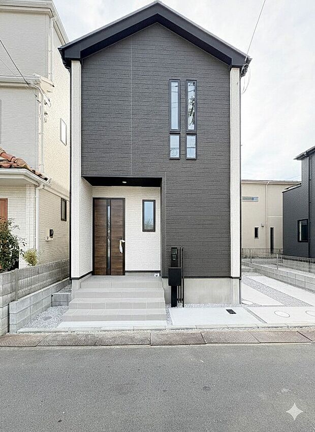 【外観（2号棟）】こちらの物件が少しでも気になるようでしたら、お気軽にお問合せください。人生でいちばん大きなお買い物ですので、ゆっくりご見学ください。ネット上の画像と実際の見学では、リアル感がまるで違います。※写真はイ