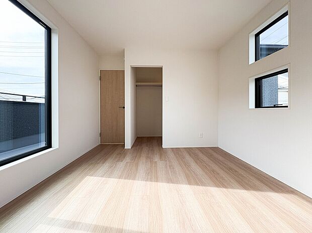 【【子供部屋7.25帖】】お子様のお部屋にぴったりなクロークを備えたフローリング仕様の洋室です。

