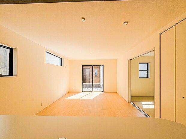 【リビング】3号棟【LDK16帖】
整然とした空間演出、快適な理想の暮らしの実現は家のみの拘りではなく、そこで暮らす方々にとって素敵な環境であることも挙げられると思います。四季折々の変化が奏でる鼓動を楽しめます。