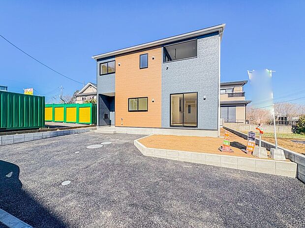 【【外観】】堂々たる趣ながら、主張し過ぎずどこか余裕を感じさせるシャープなフォルムで佇む邸宅は、晴天の空と照らし合わせる事で、本来あるべき完成形の姿を見せてくれます。

