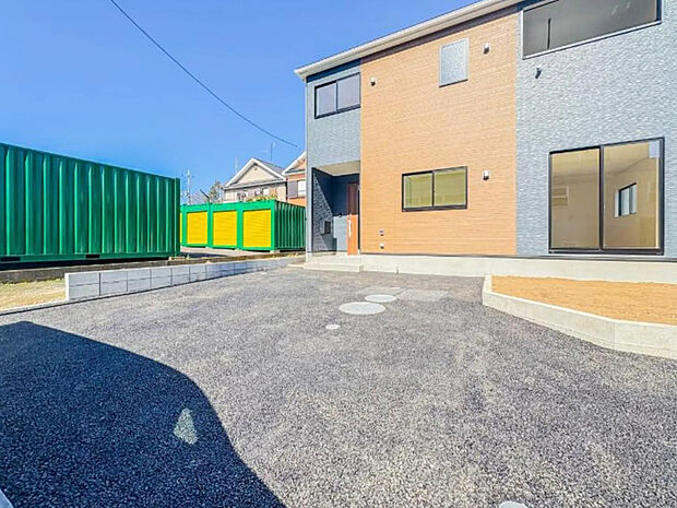 【【駐車場】】【駐車2台可】広々とした敷地で車生活も快適。南側4m公道に面しており、運転が苦手な方も安心です。閑静な住宅街で、夜も静かに過ごせます。見沼区の落ち着いた住環境をぜひその目で。現地案内予約受付中！
