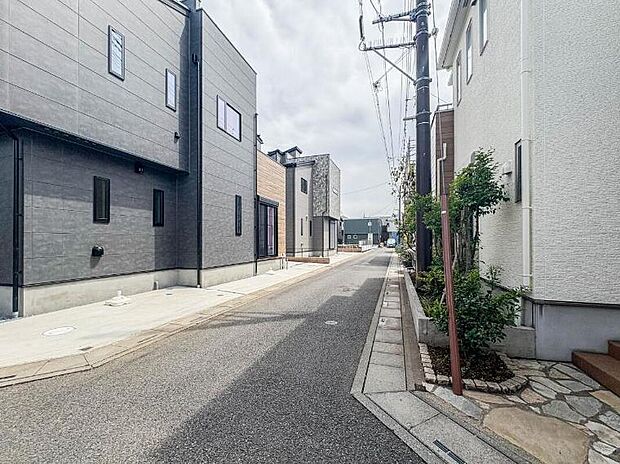 【 前面道路含む現地写真】【前面道路4m】車の通行が少ないので、静かな住環境を維持することができます。