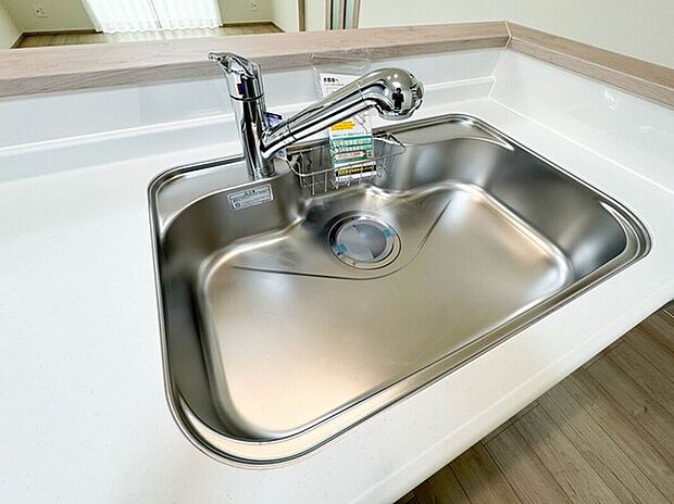 【【浄水器一体型混合水栓】】一つの蛇口で「原水（水道水）」「シャワー」「浄水」を切り替えられる、浄水器を内蔵した混合水栓です。浄水は、水栓本体の首部分に付属のカートリッジをセットして使用します。

