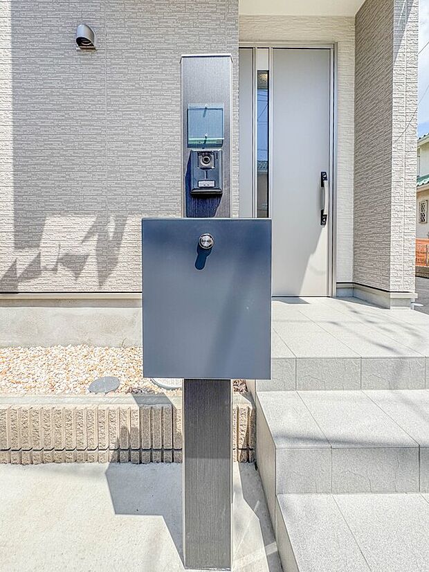 【【郵便受け】】【郵便受け】TVモニターインターフォン付き門柱ポスト。シンプルで住宅外観にも馴染みやすい意匠。