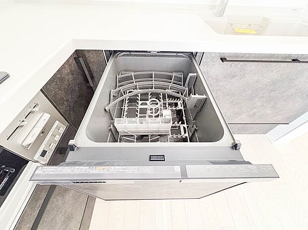 【【食器洗乾燥機】】食洗機は高温のお湯や高圧水流で汚れを効果的に落とし殺菌効果も期待できます。