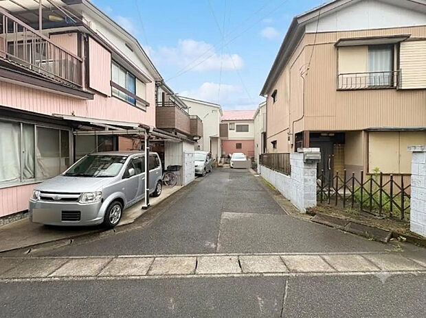 【【前面道路含む現地外観】】家の良し悪しだけでなく周辺環境も重要なポイント。*CG加工により晴天にしています。