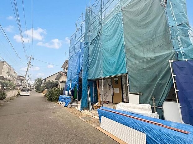 【【前面道路】】ここから始まる「日常」はご家族にとってかけがえのない時間となります。少しでも豊かに、快適に。そんな想いから本邸宅は生まれました。 *CGにより晴天に加工しております。