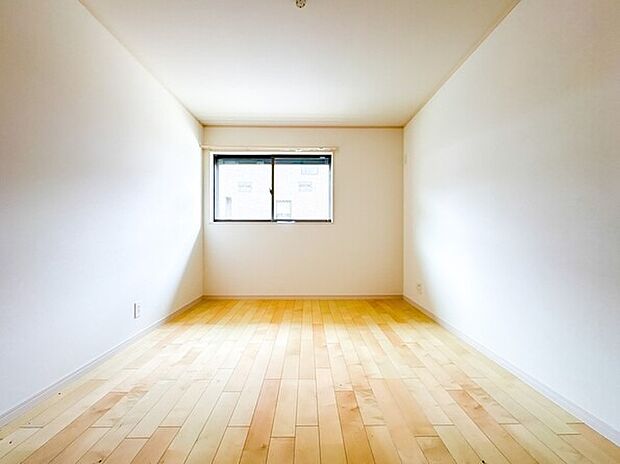 【【洋室6.5帖】】部屋の快適性を追求していくと、内装はシンプルになります。そしてポイント、ポイントにアクセントをつけて、リズムをつくる。シンプルな内装とは、リズミカルな内装と気づきます。