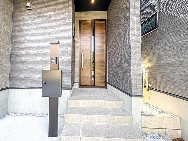 【玄関】玄関はおうちの顔と言われます。玄関アプローチは、外観デザインの印象を左右します。