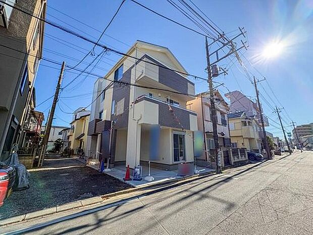 【外観】家族の温かさと陽光の暖かさ、楽しい毎日と明るい未来を予感させる「空間が織り成すひとつ先の住み心地」を演出します。