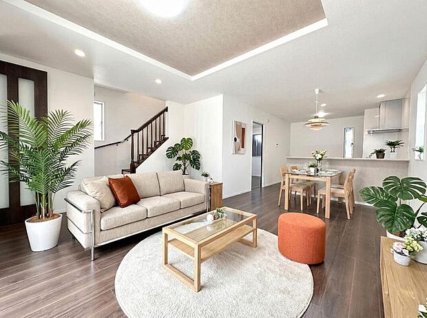 【E号棟 リビング】うららかな陽射しがどのお部屋にも降り注ぎますように、快適さを追求した間取設計。得難い立地環境での生活を恵みの豊かな永住の地へと変えてくれます。